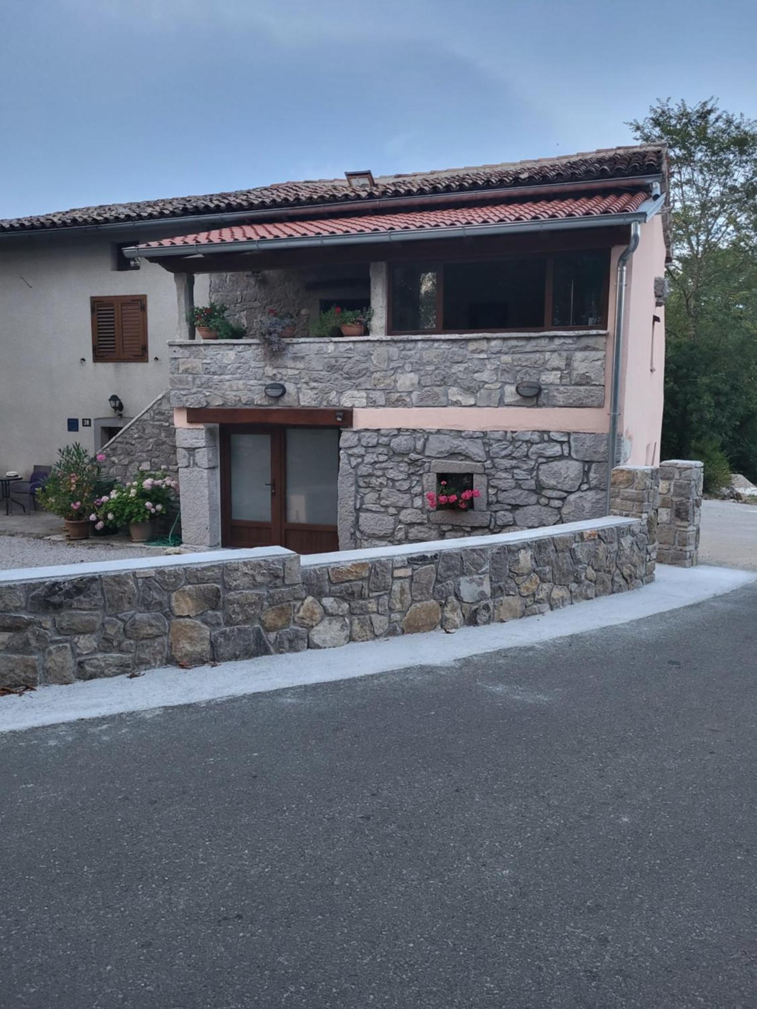 Apartman Studio Baladur Roč Exterior foto